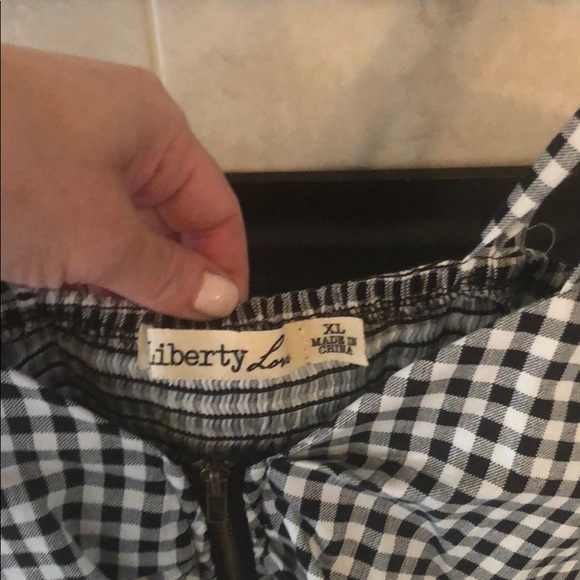 Liberty Love. Zippered top. Black& white check. XL - Picture 4 of 6